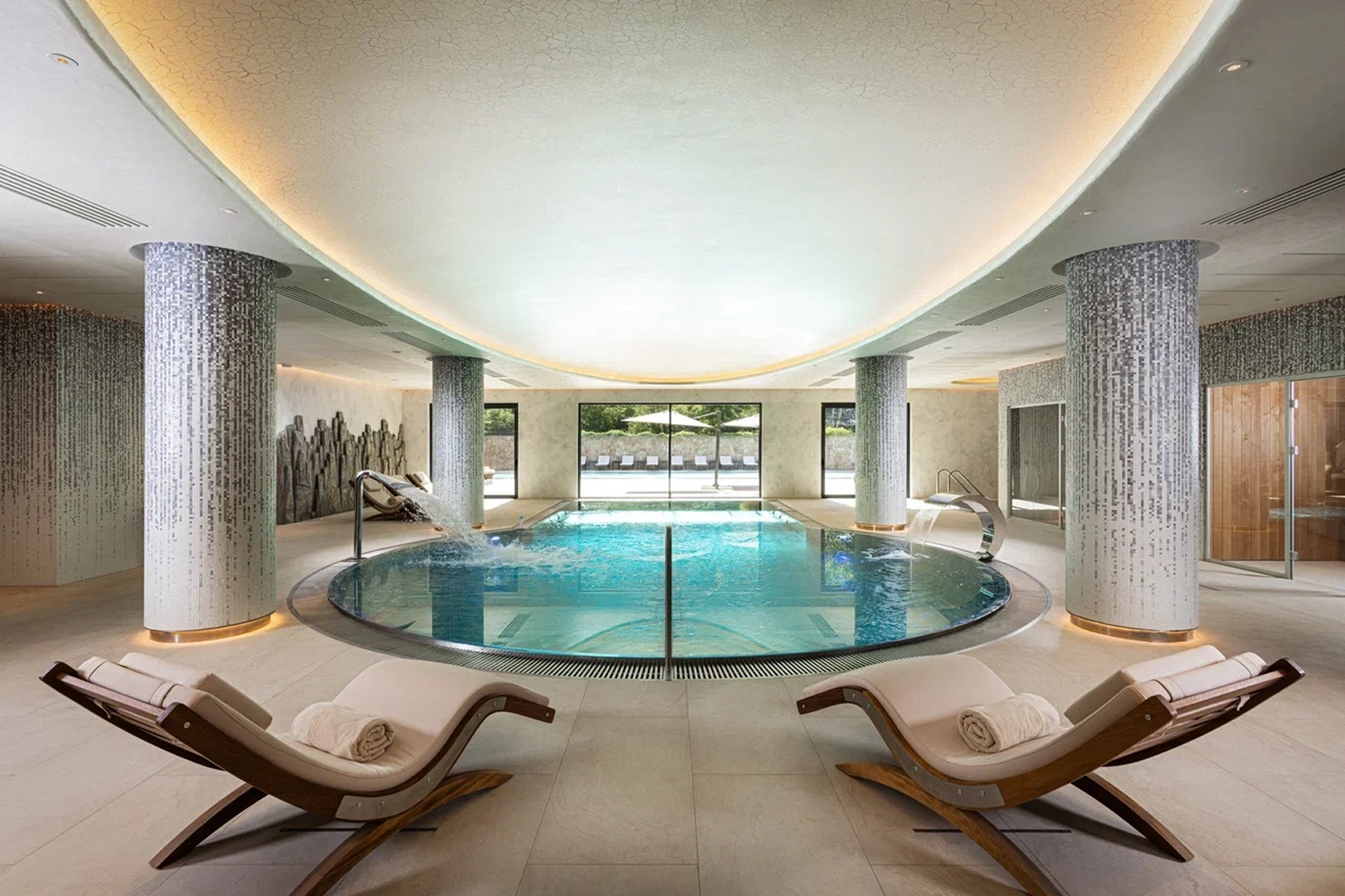 Полукруглый бассейн с гидромассажем